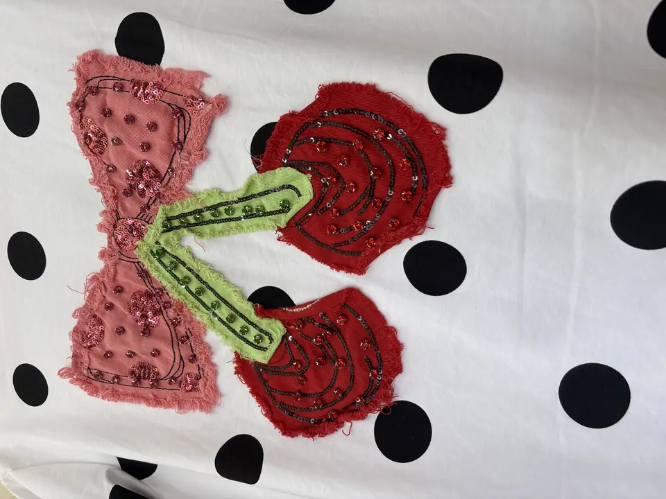 Blusa cereza puntos