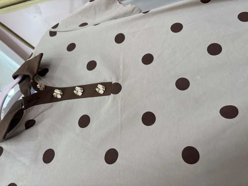 Blusa tipo polo café con puntos