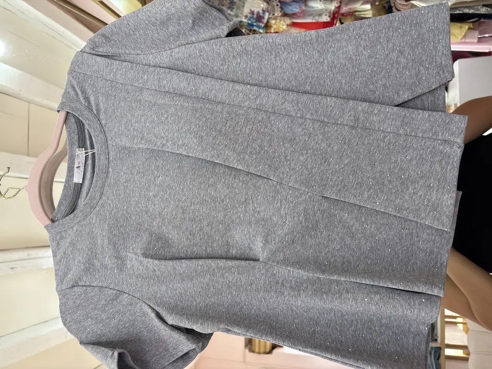 Blusa de brillos corta gris