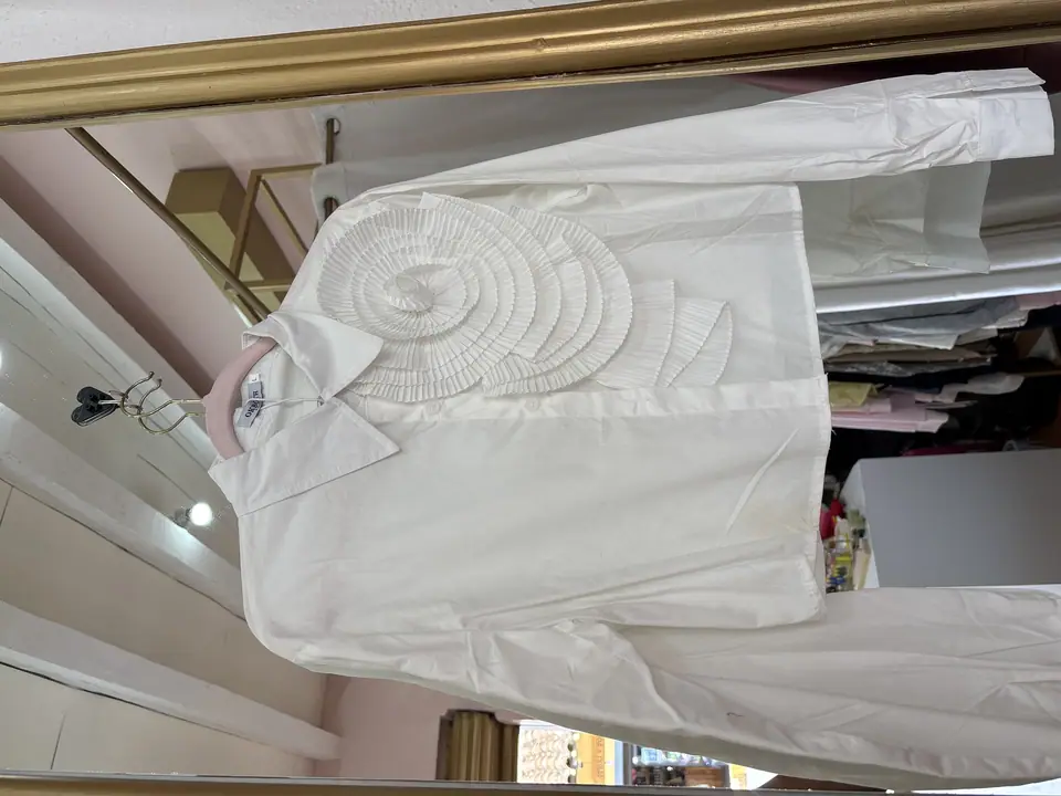 Camisa blanca con flor