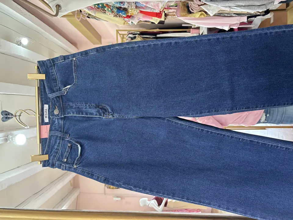 Pantalón azul etiqueta rosa