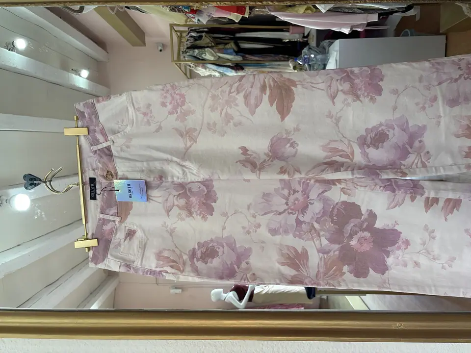 Pantalón rosa con flores
