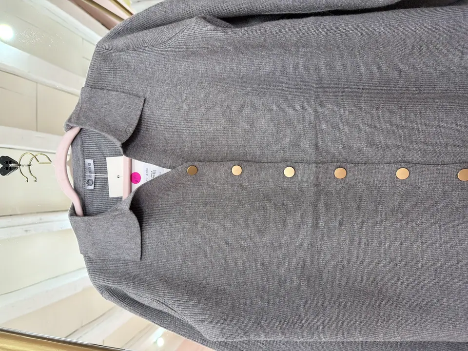 Suéter gris botones cuello