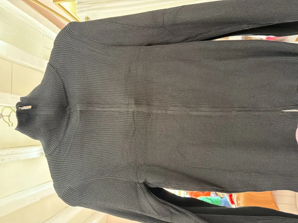 Suéter negro de cierre