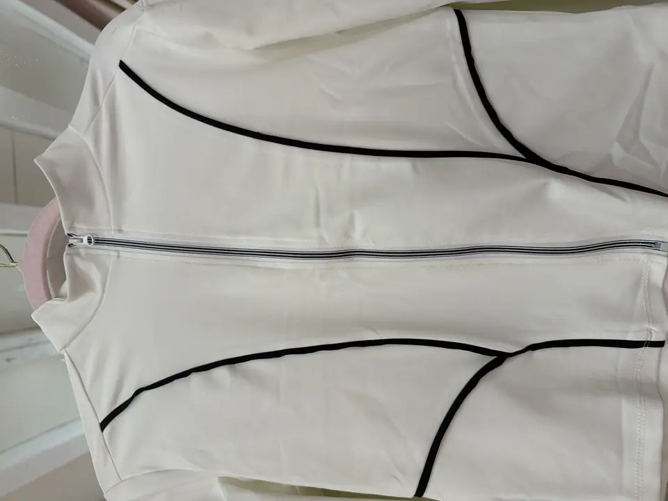 Chamarra deportiva blanco con negro