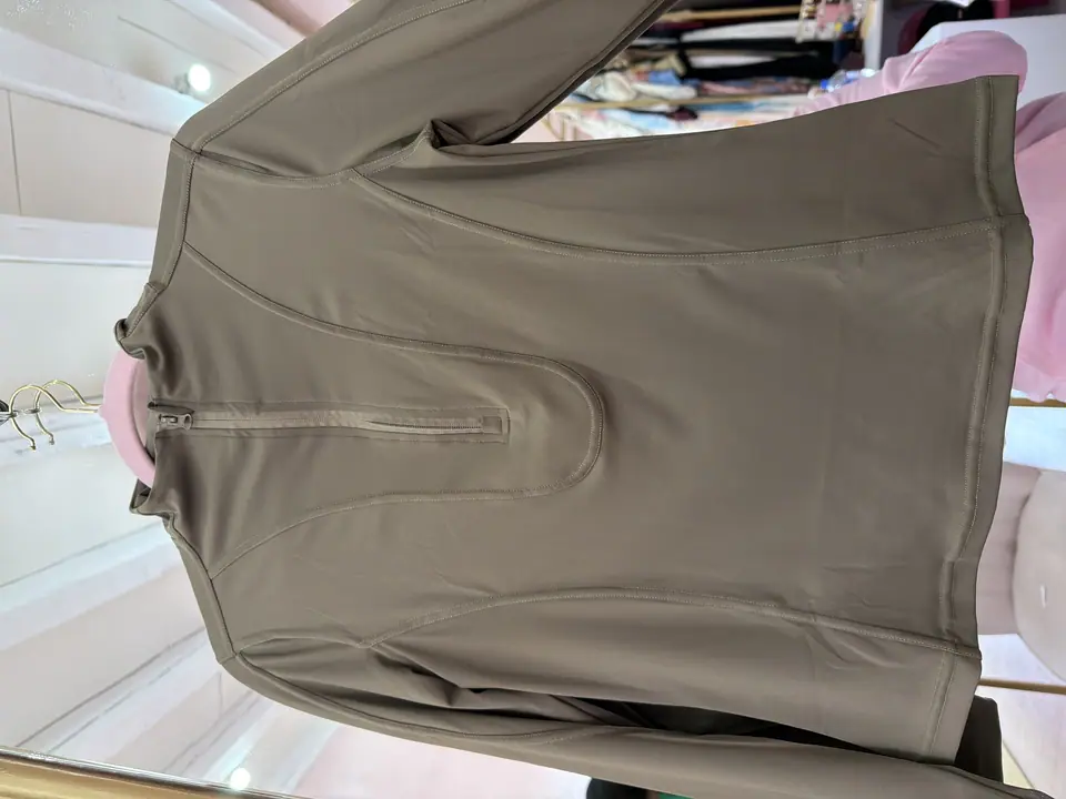 Chamarra deportiva verde militar