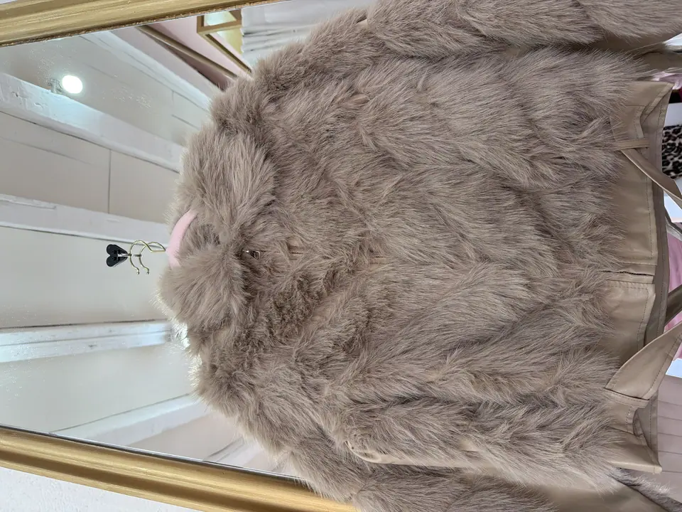 Chamarra de pelos beige
