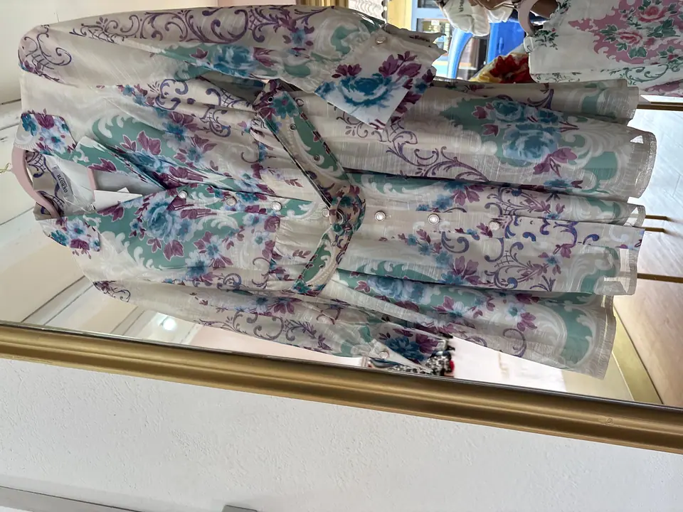 Vestido con mangas flores