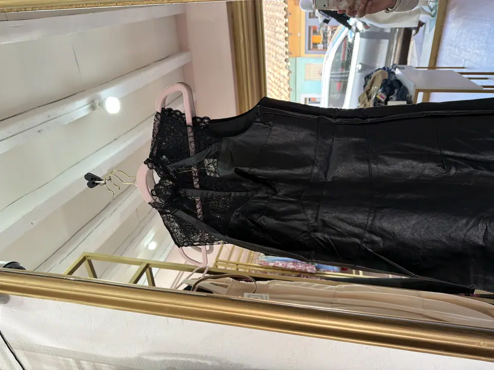 Vestido vinipiel con encaje clavícula