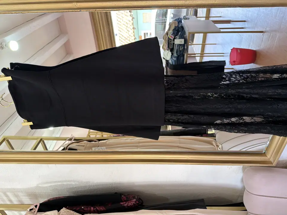 Vestido negro corto con encaje largo