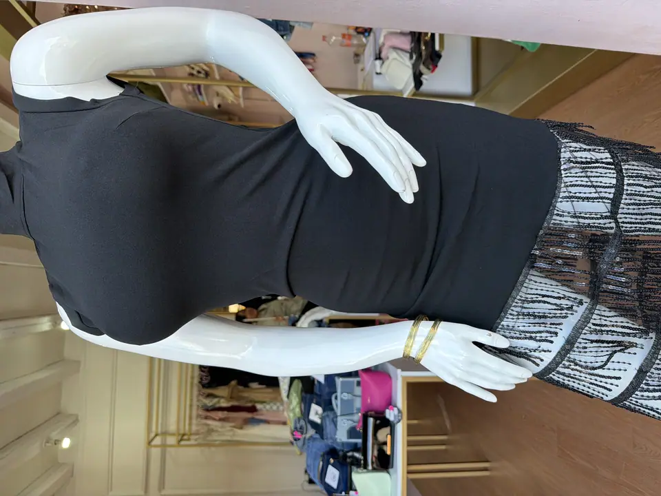 Vestido negro lentejuelas abajo
