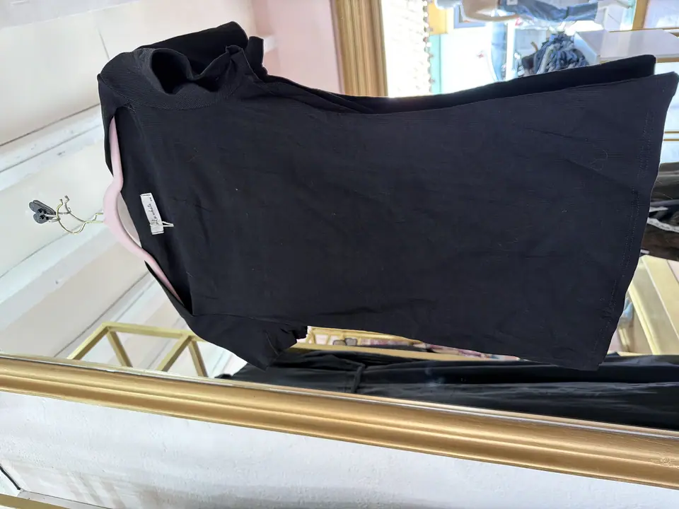 Blusa negra cuellos descubierto