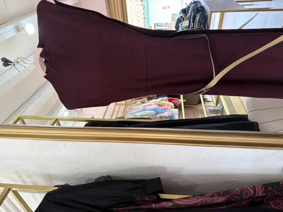 Vestido pegado vino de punto cinturón