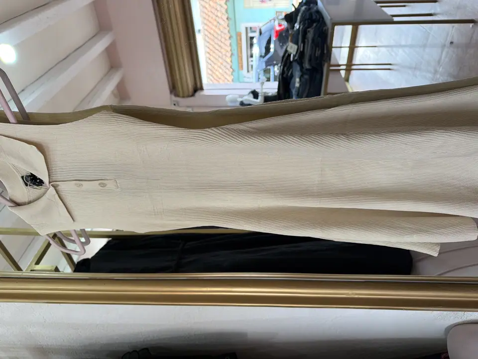 Vestido pegado de punto beige con cuellera de seda