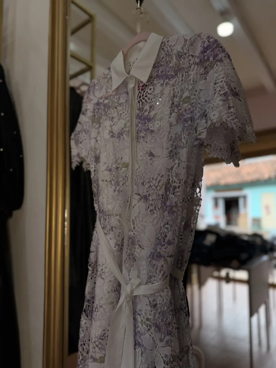 Vestido encaje morado transparente