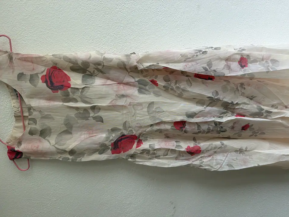 Vestido beige con flores rojas