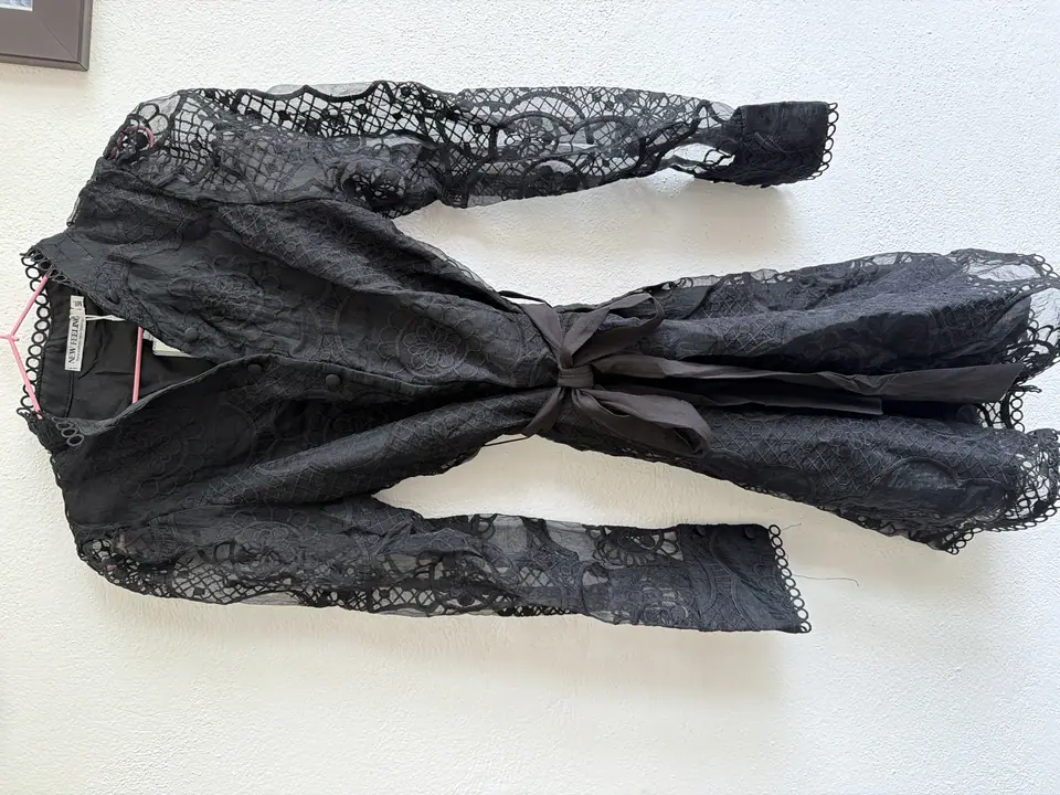 Vestido corto con mangas