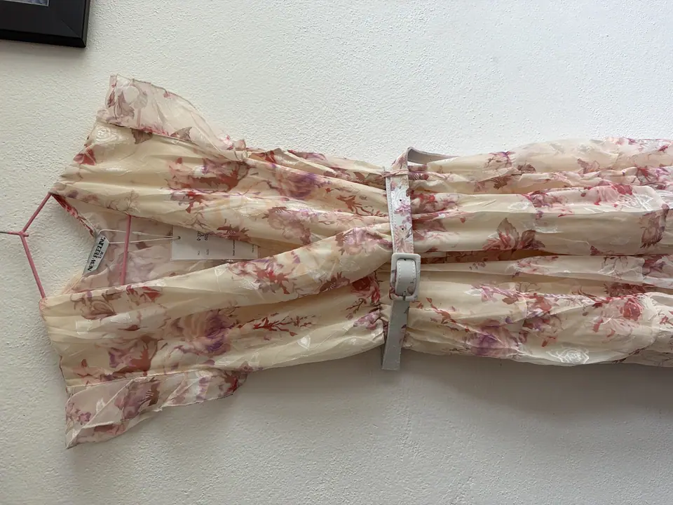 Vestido beige con flores rositas
