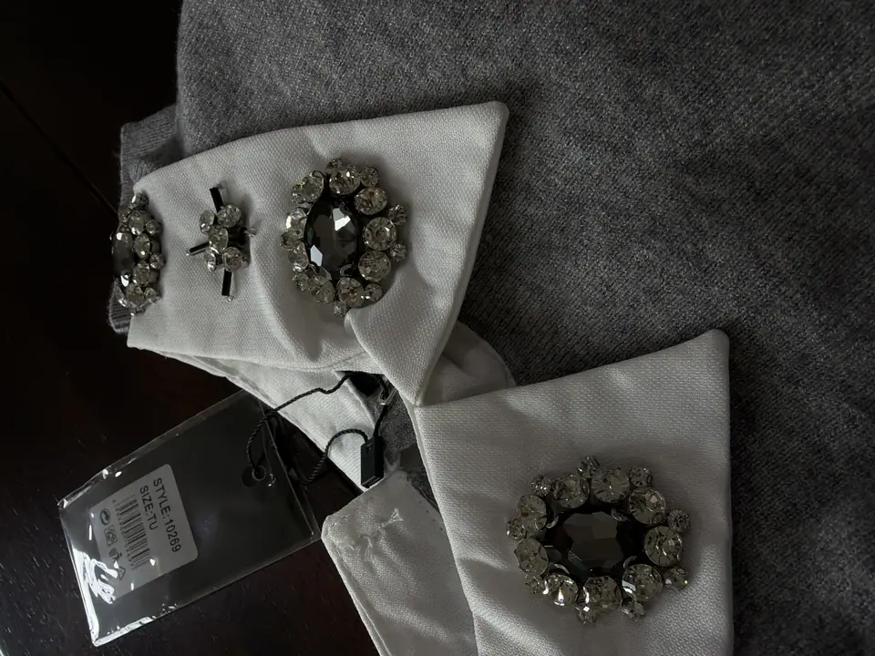 Suéter con cuello y piedras