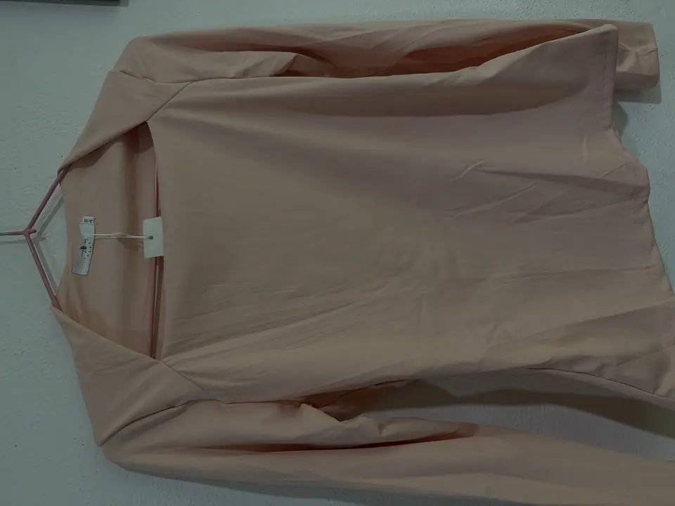 Blusa manga larga cuello triángulo