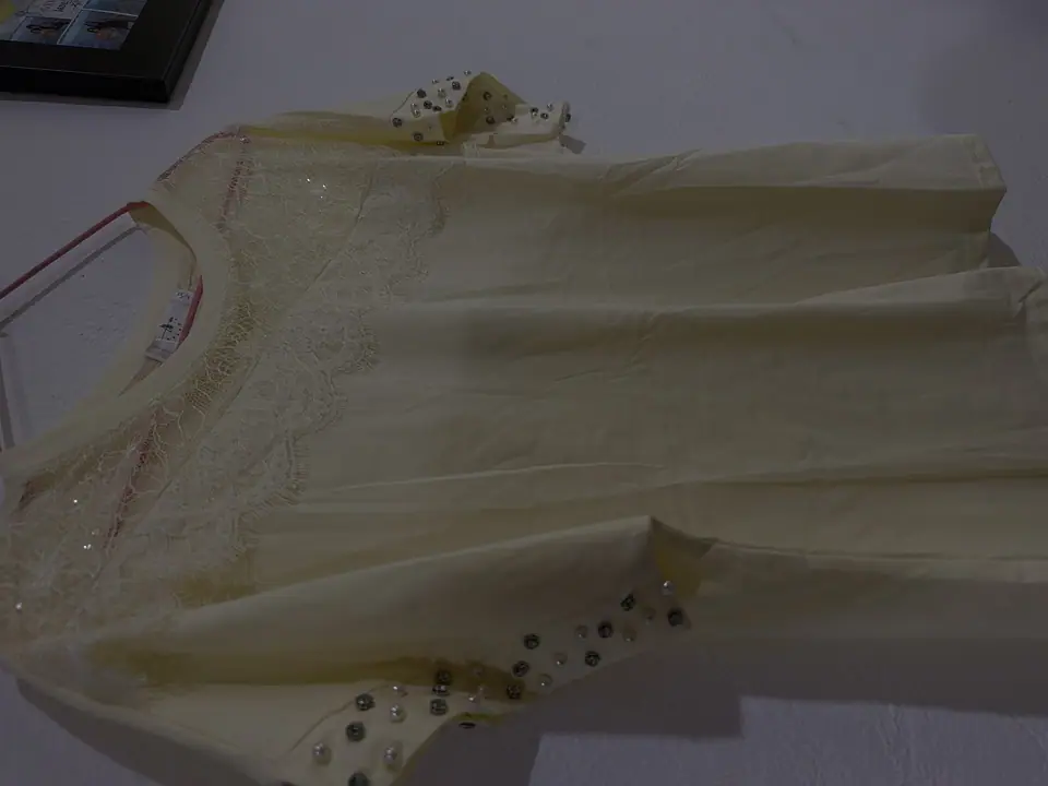 Playera amarilla con encaje brilloso