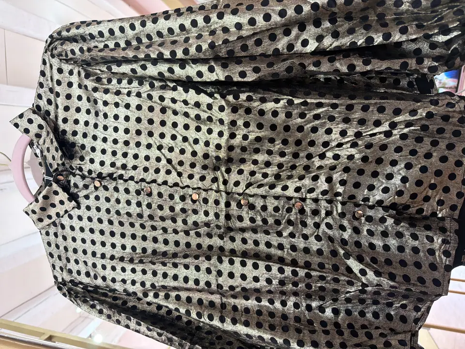 Camisa dorada con negro