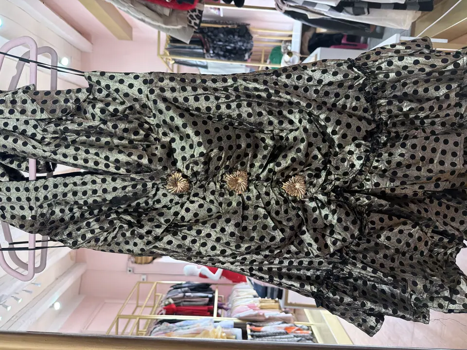 Vestido negra con dorado