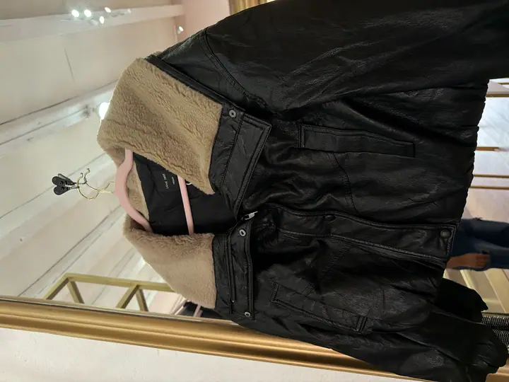 Chamarra de vinipiel peluche