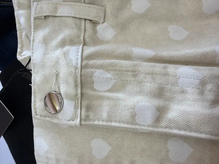 Pantalón beige con blanco