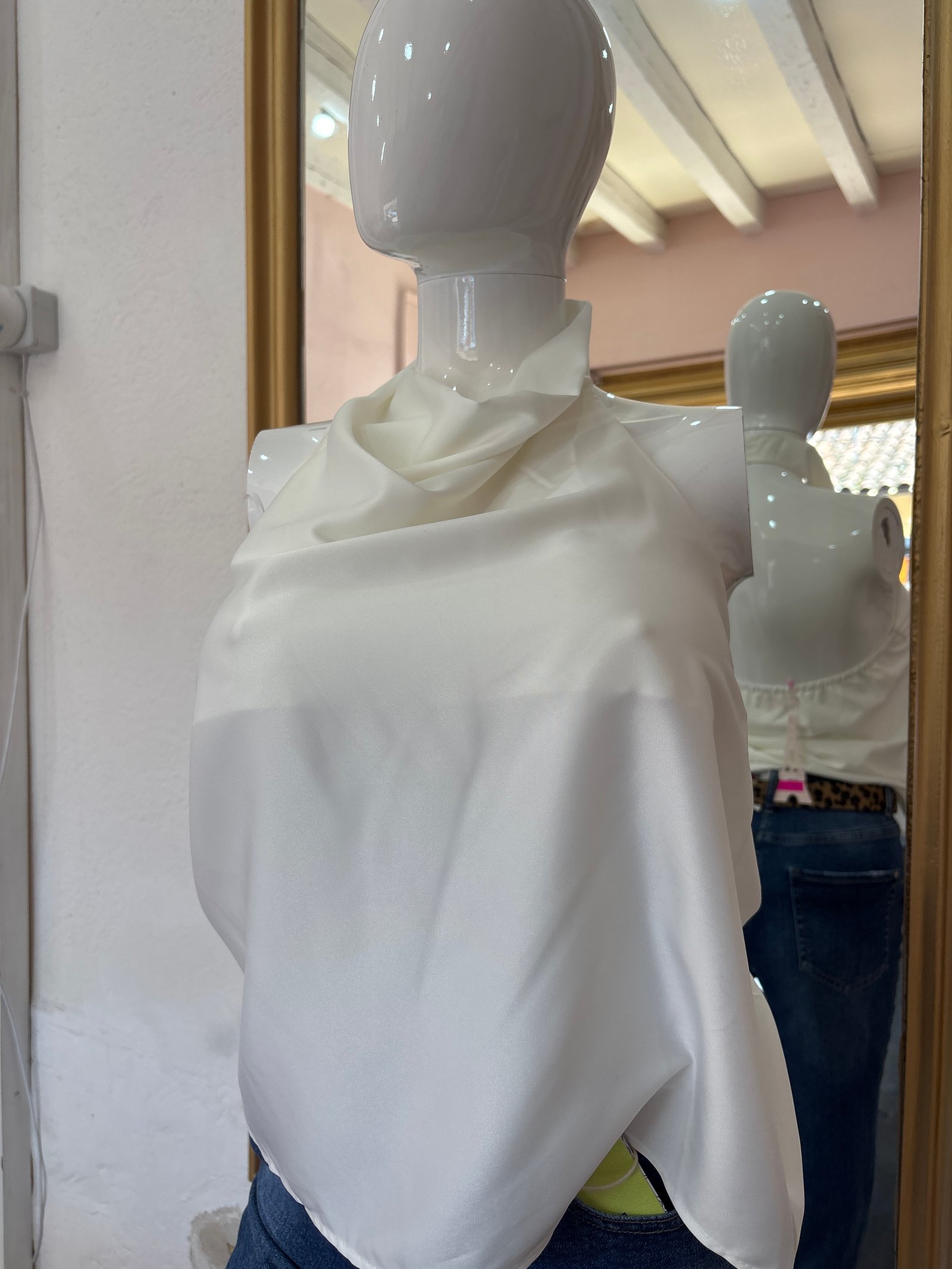 Blusa cuello halter satin