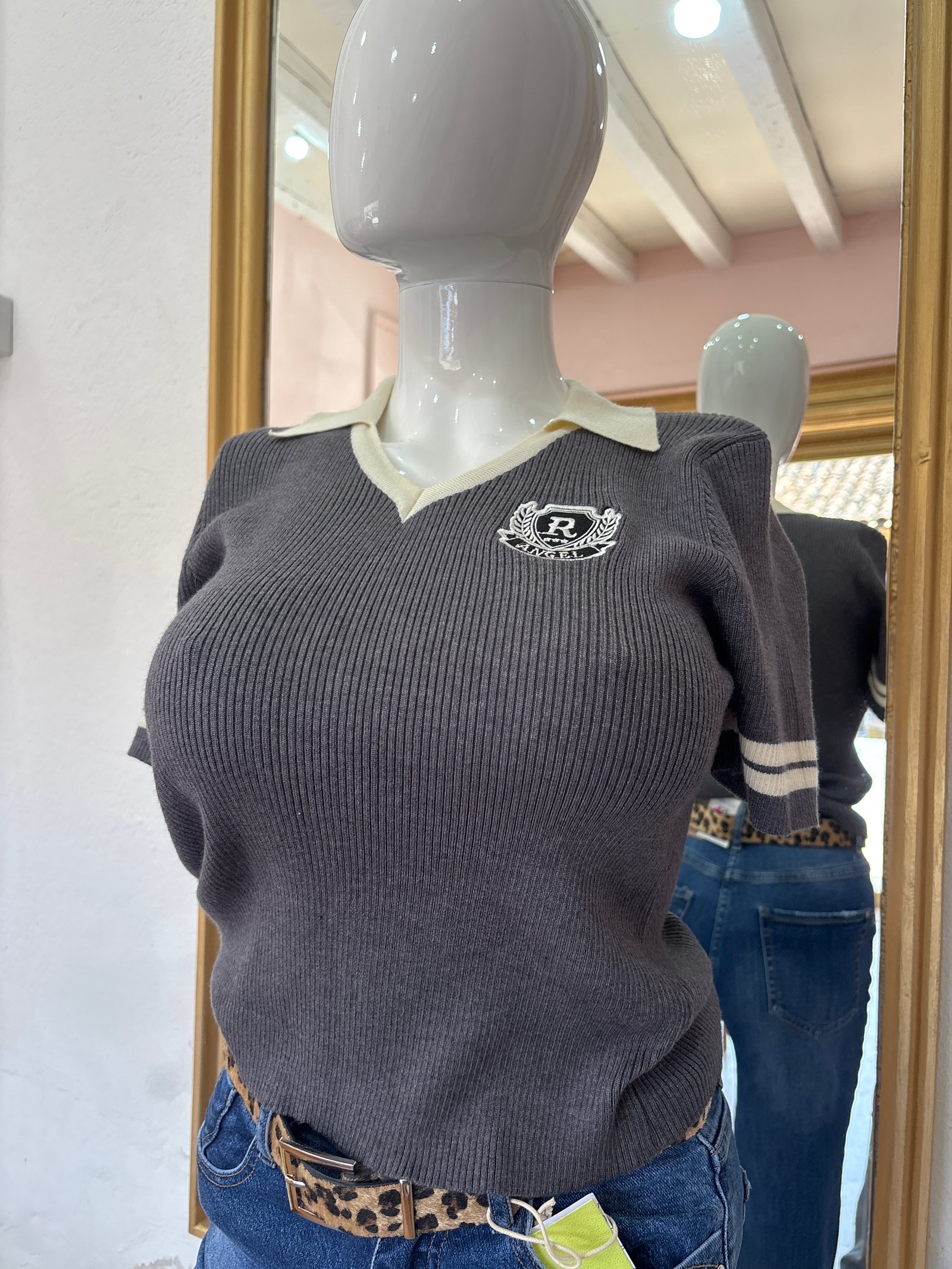 Blusa tipo polo gris