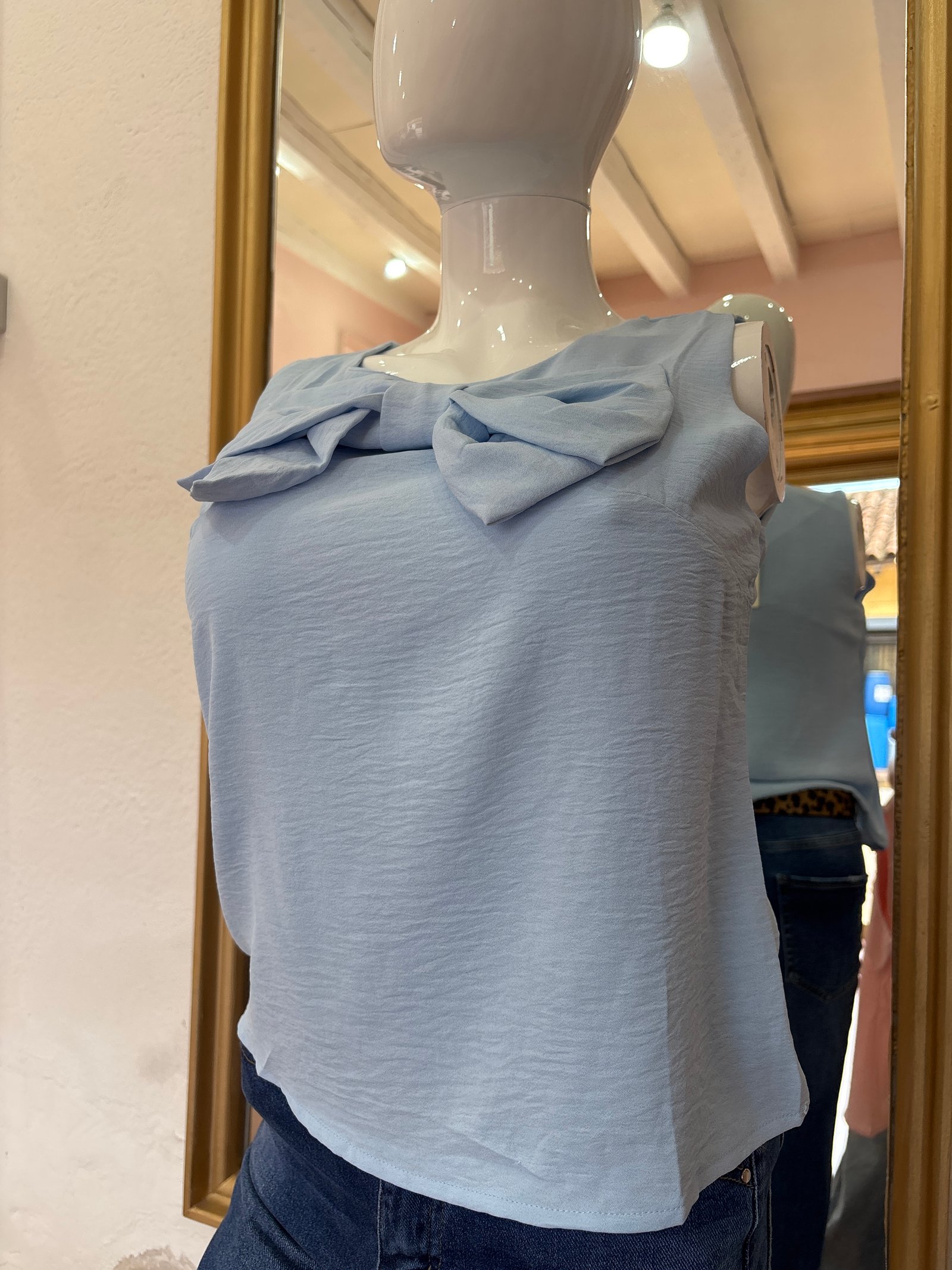 Blusa de moño enfrente