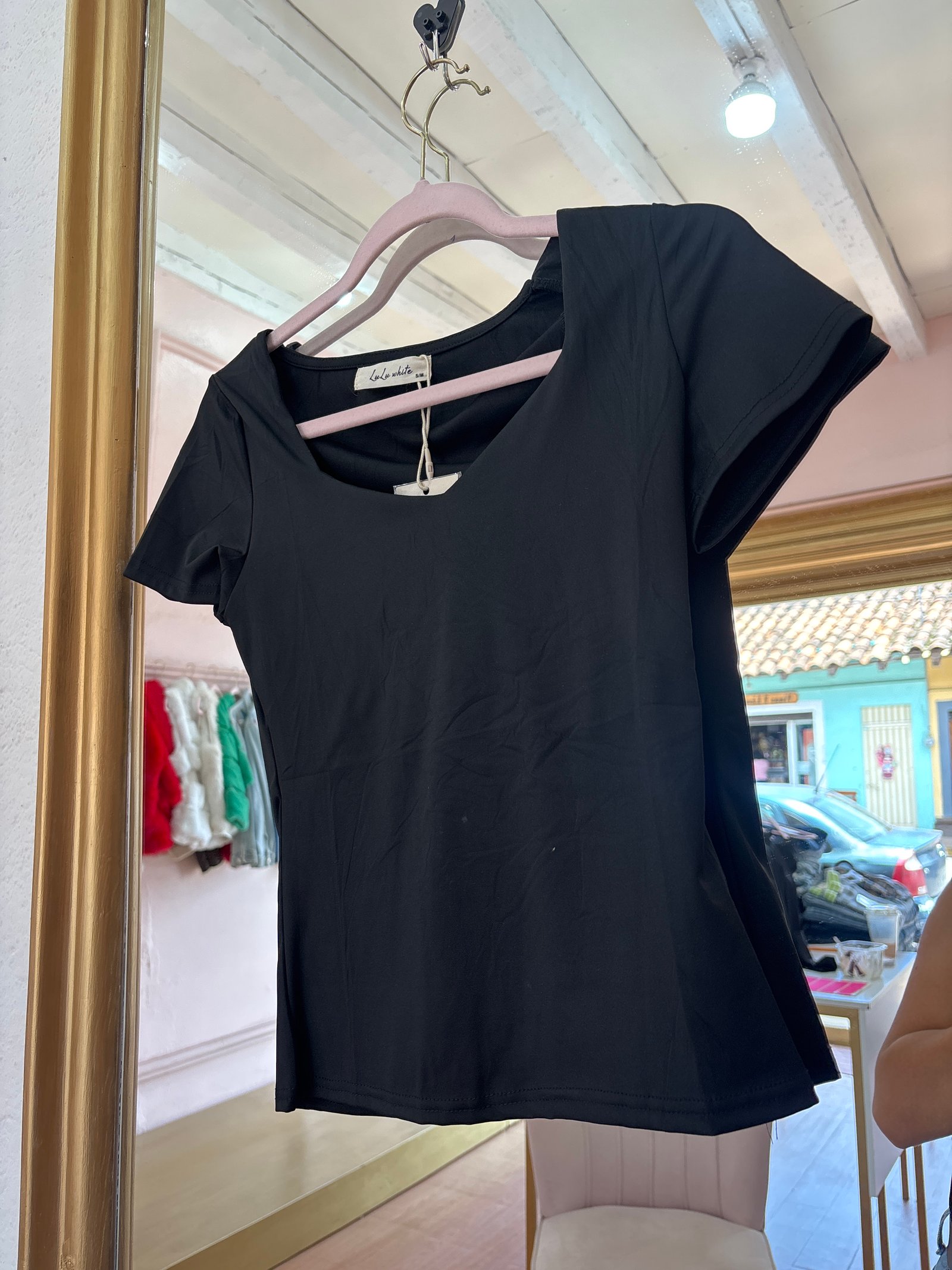 Blusa negra básica