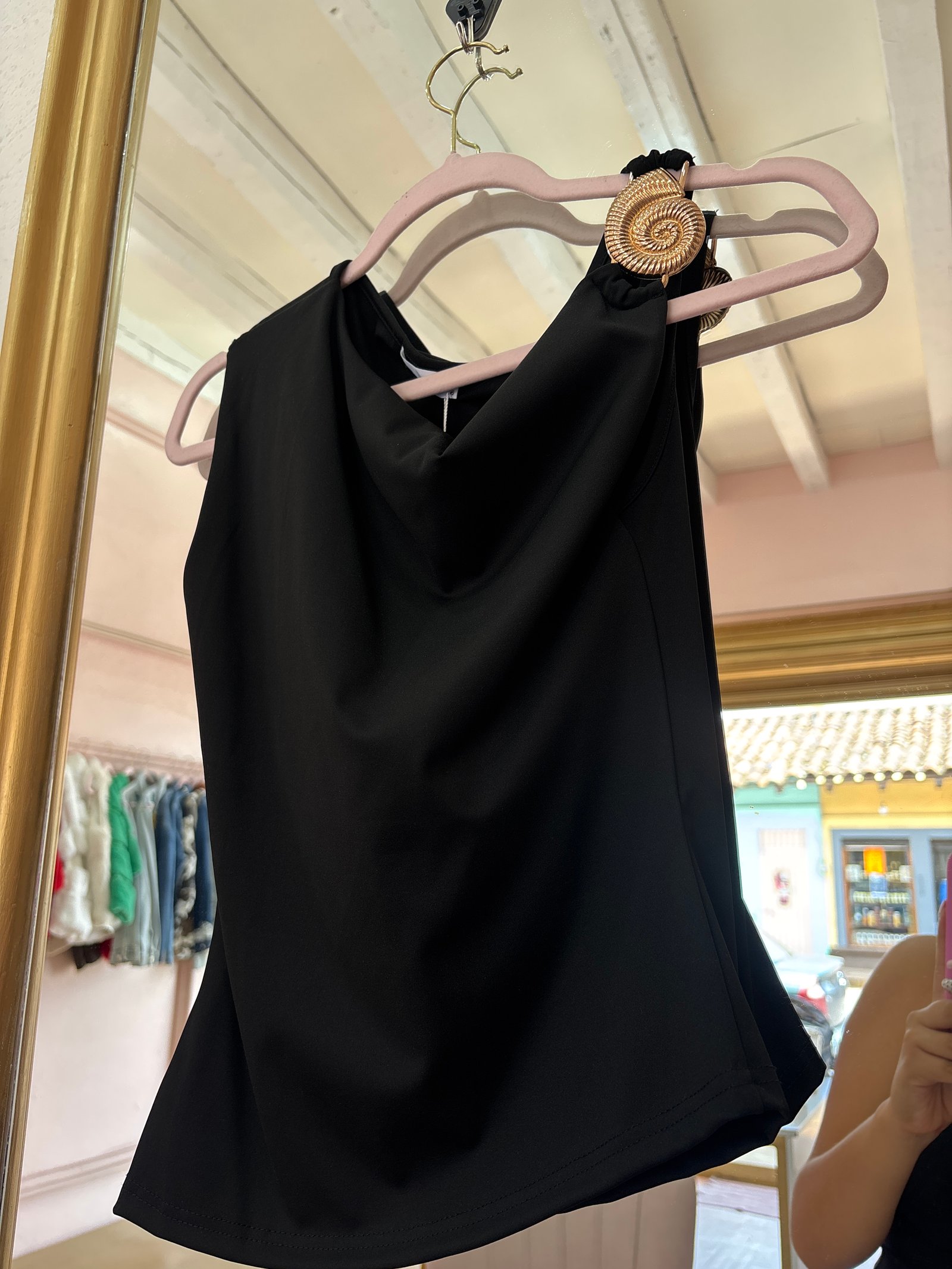 Blusa negra caracol