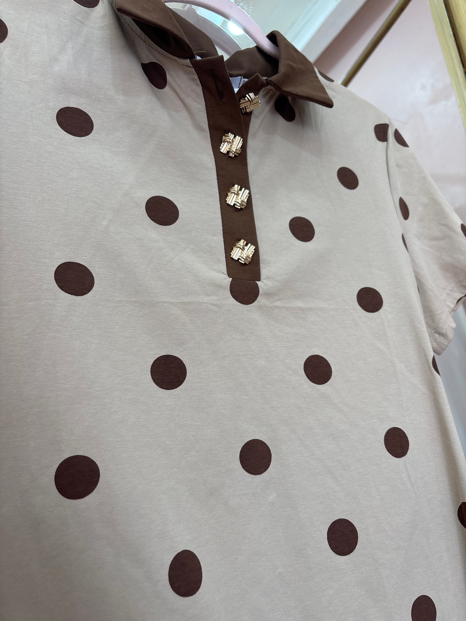 Blusa tipo polo café con puntos