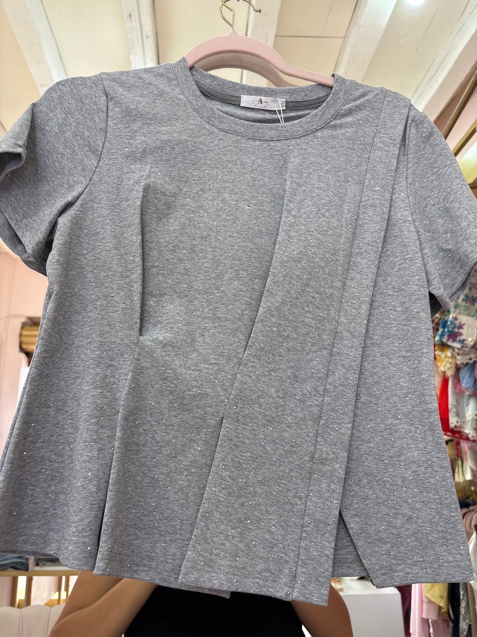 Blusa de brillos corta gris