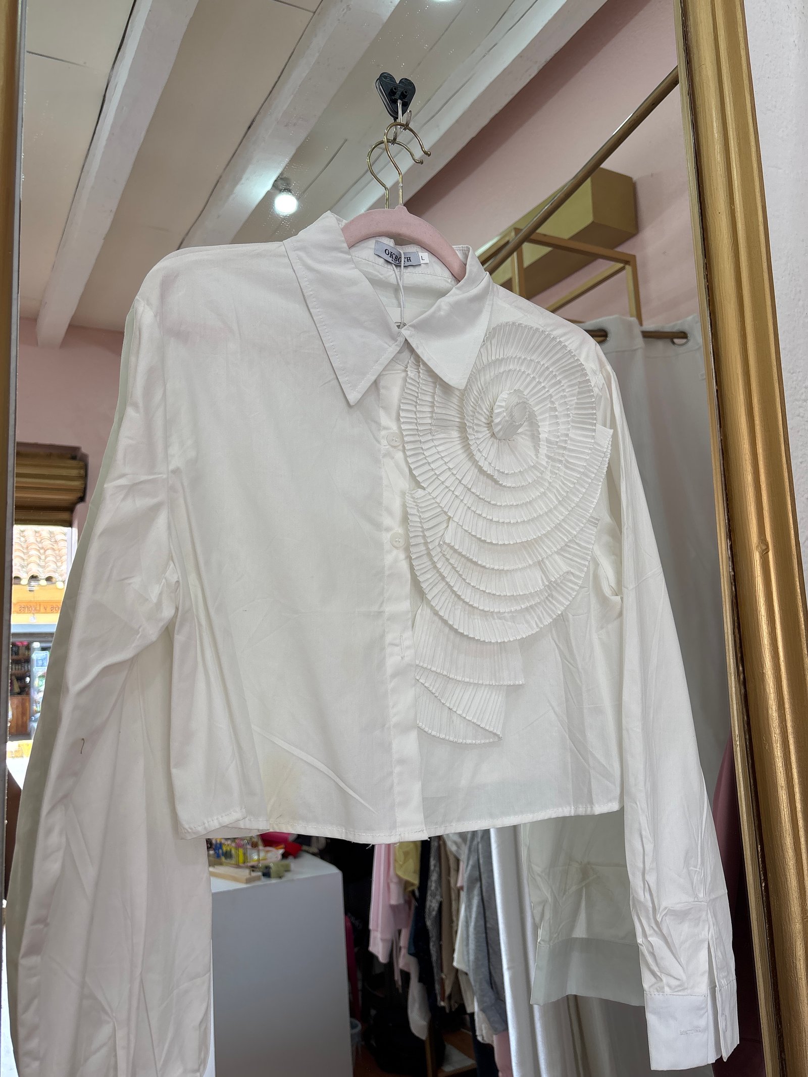 Camisa blanca con flor