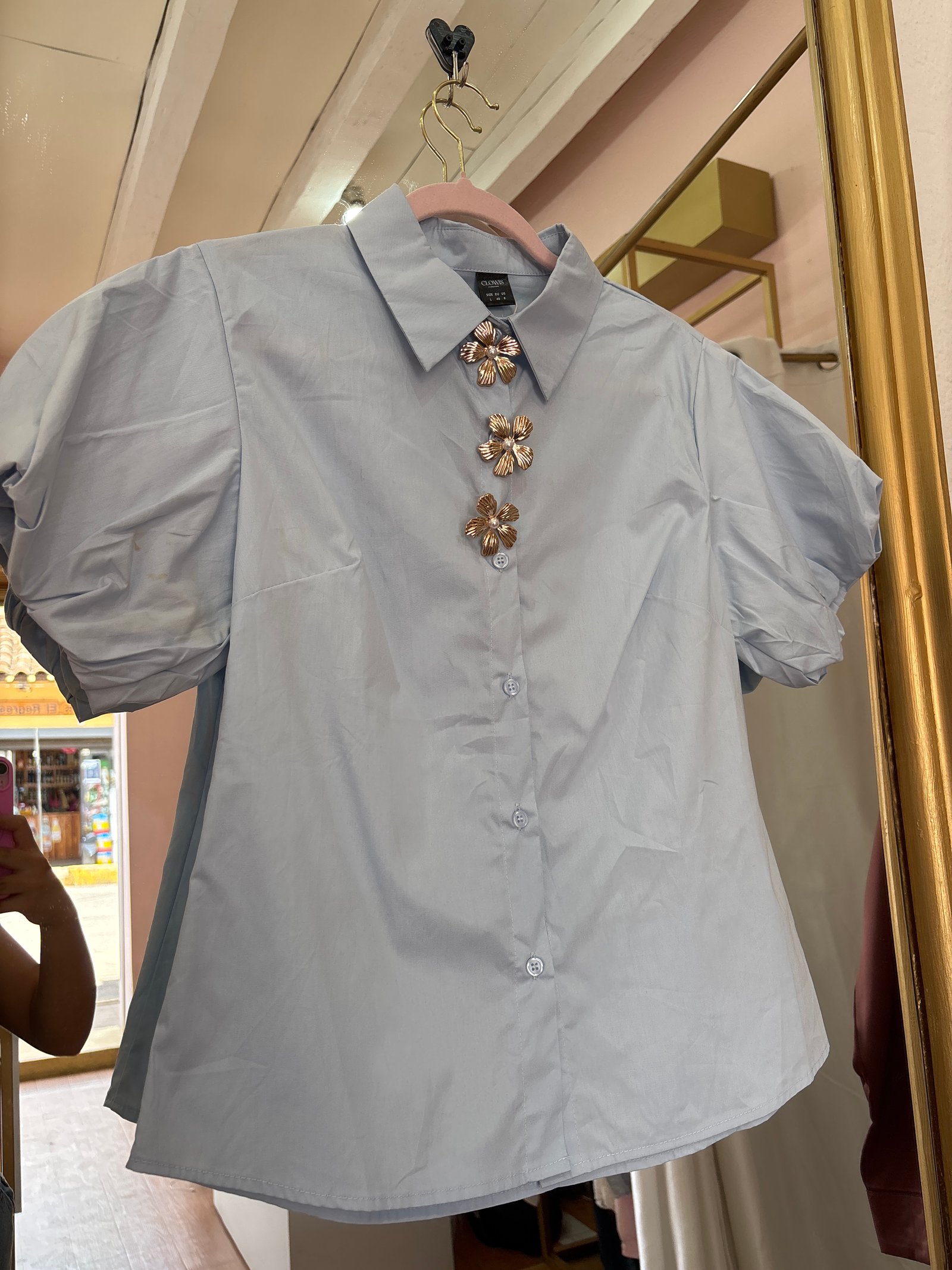 Camisa azul con manga de globo