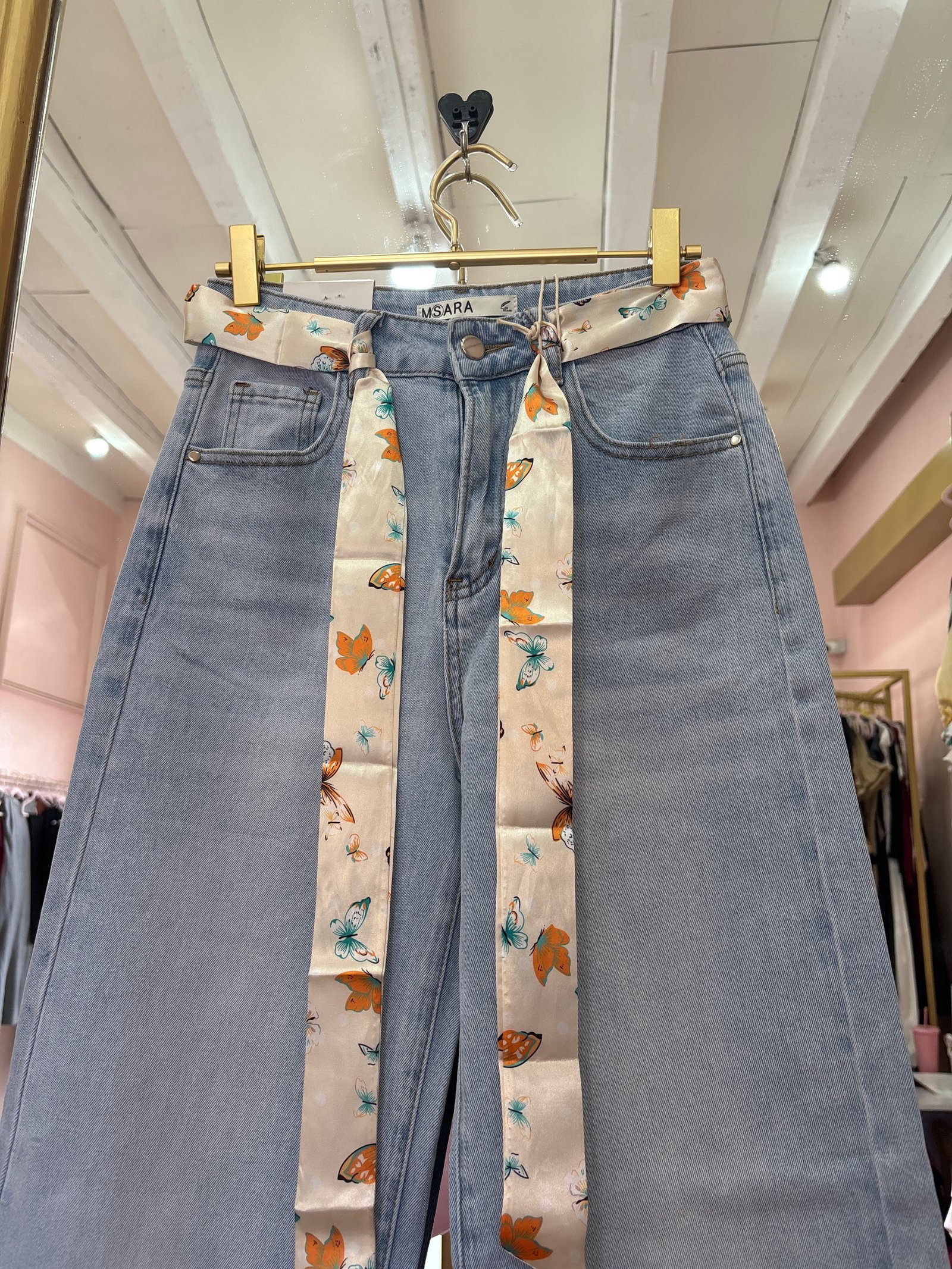 Pantalón over cinturón Mari posa