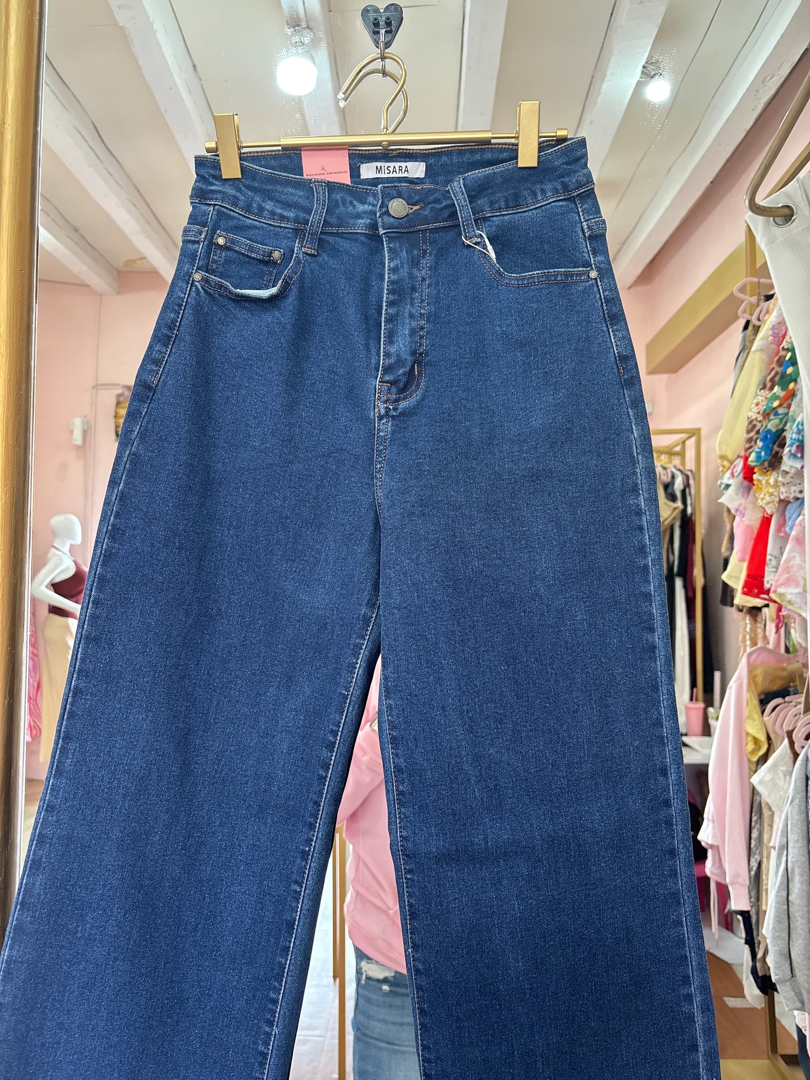 Pantalón azul etiqueta rosa
