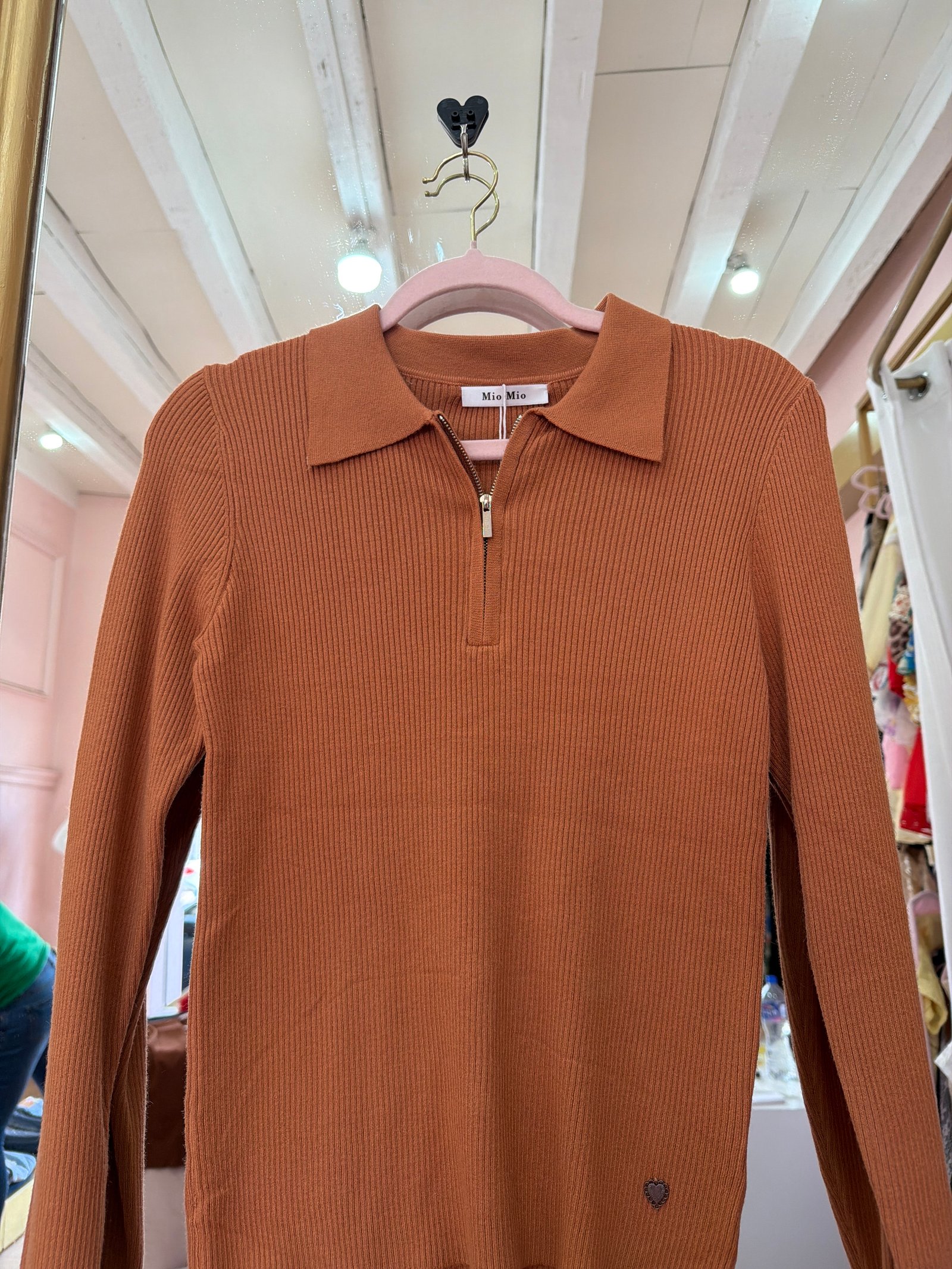 Suéter camel básico cierre