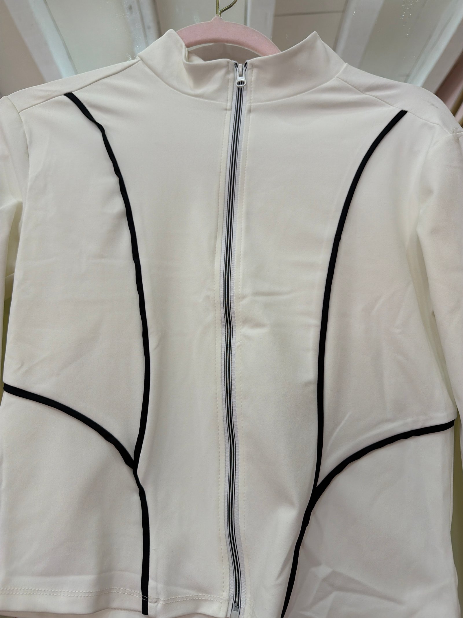 Chamarra deportiva blanco con negro