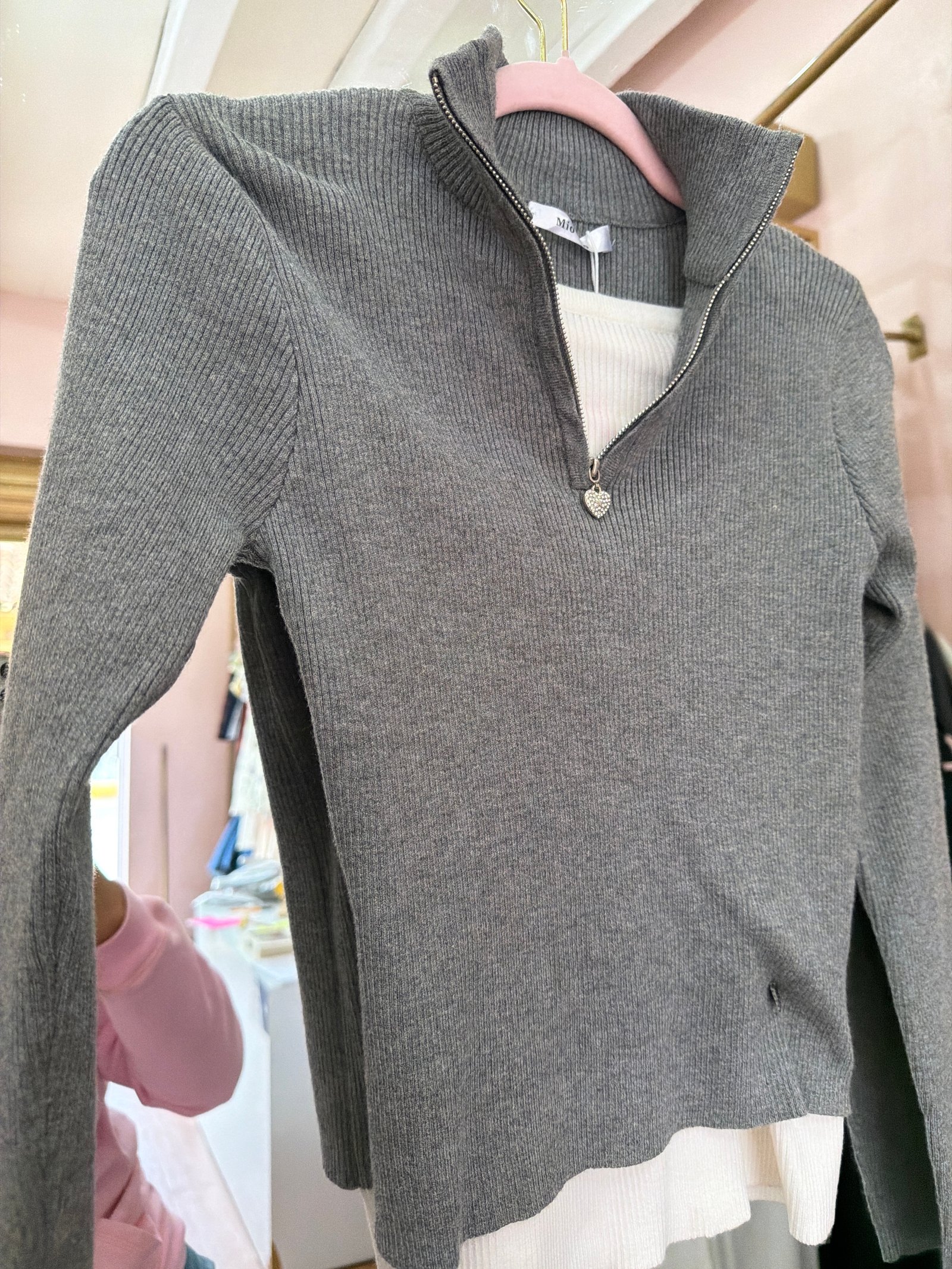 Suéter cierre y blusa gris