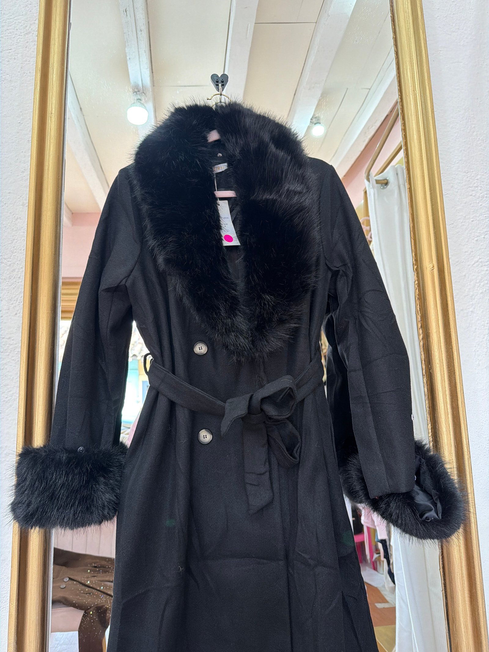 Abrigo negro magas peluche