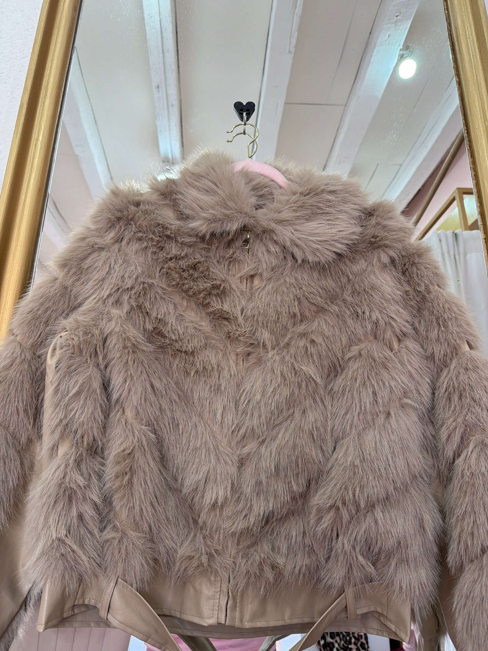 Chamarra de pelos beige