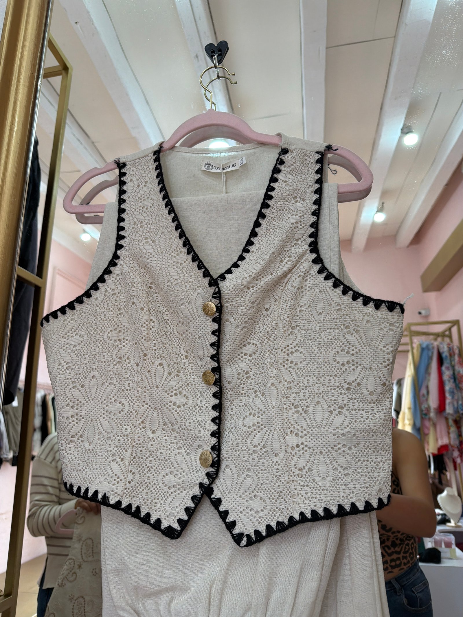 Conjunto beige con encaje