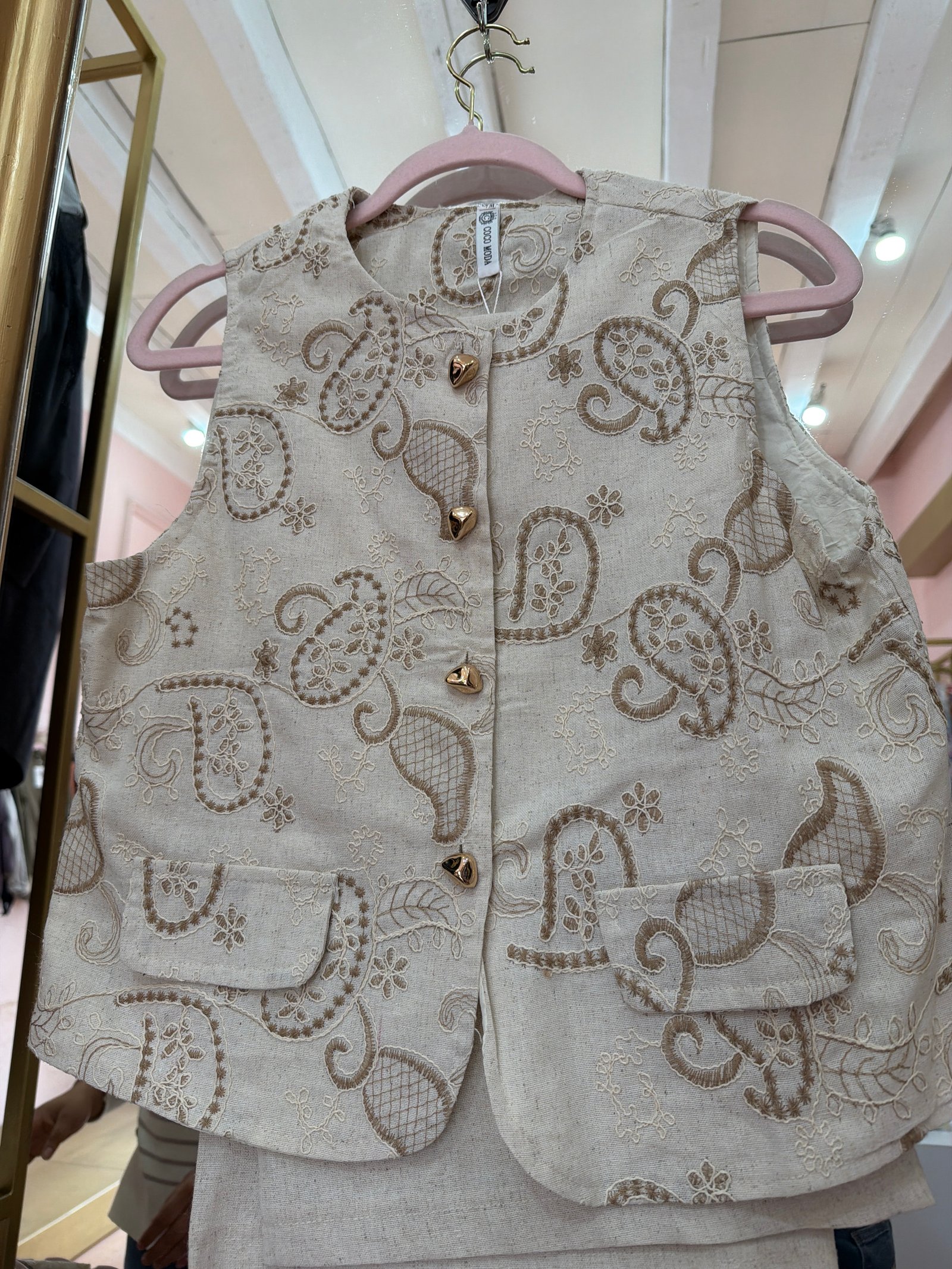 Conjunto beige con encaje