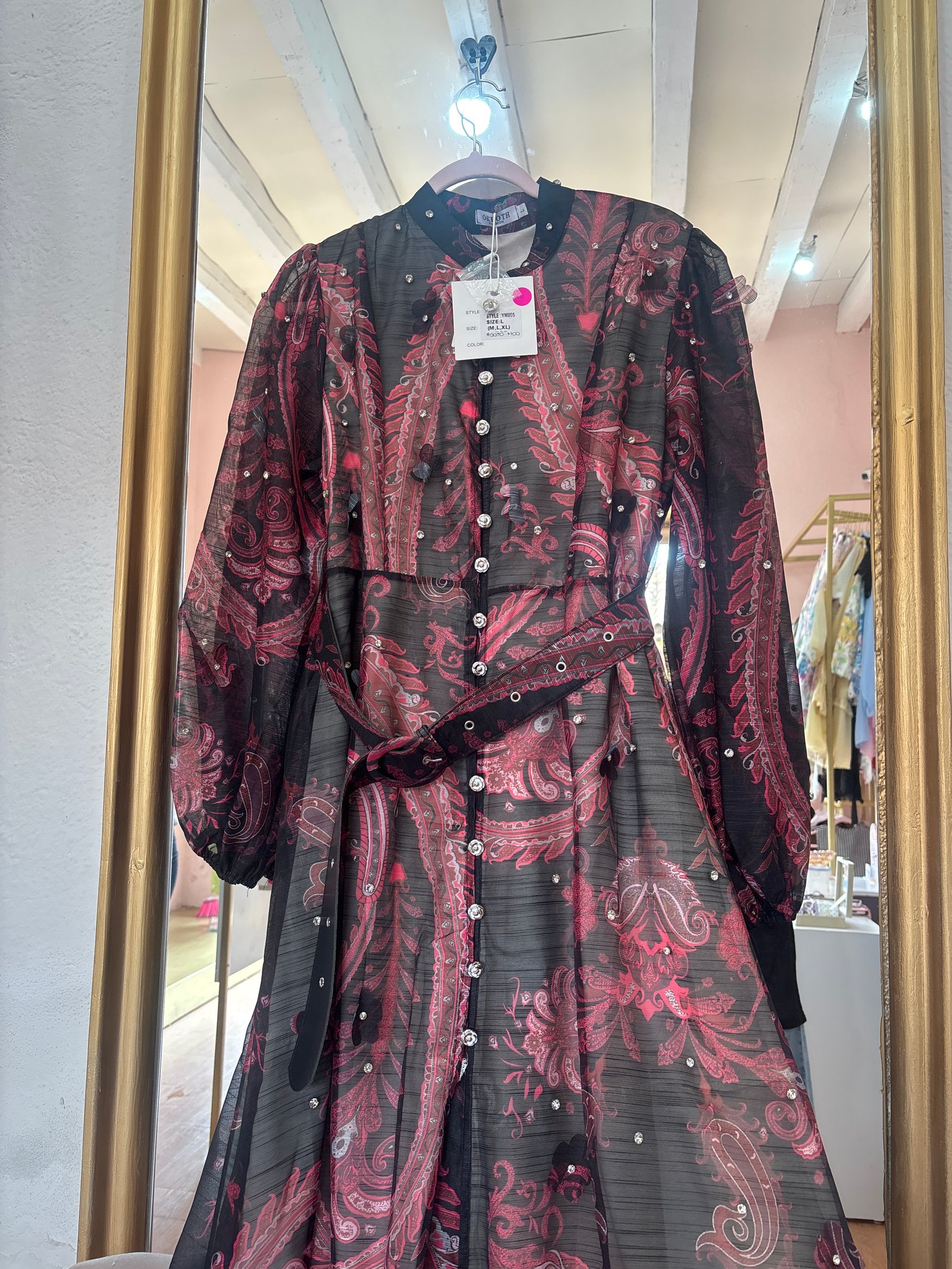 Maxi vestido negro con rojo