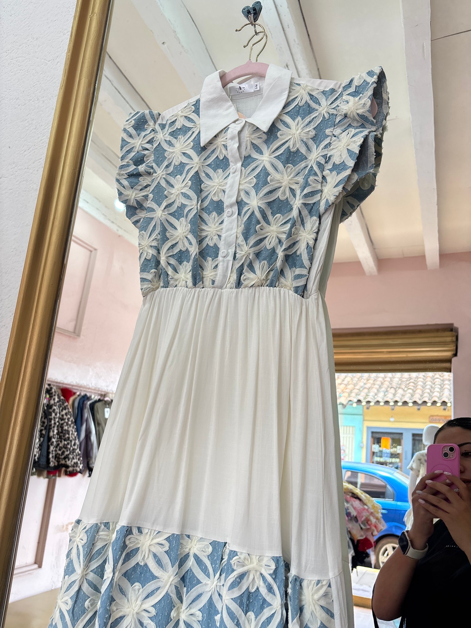 Vestido azul blanco y flores