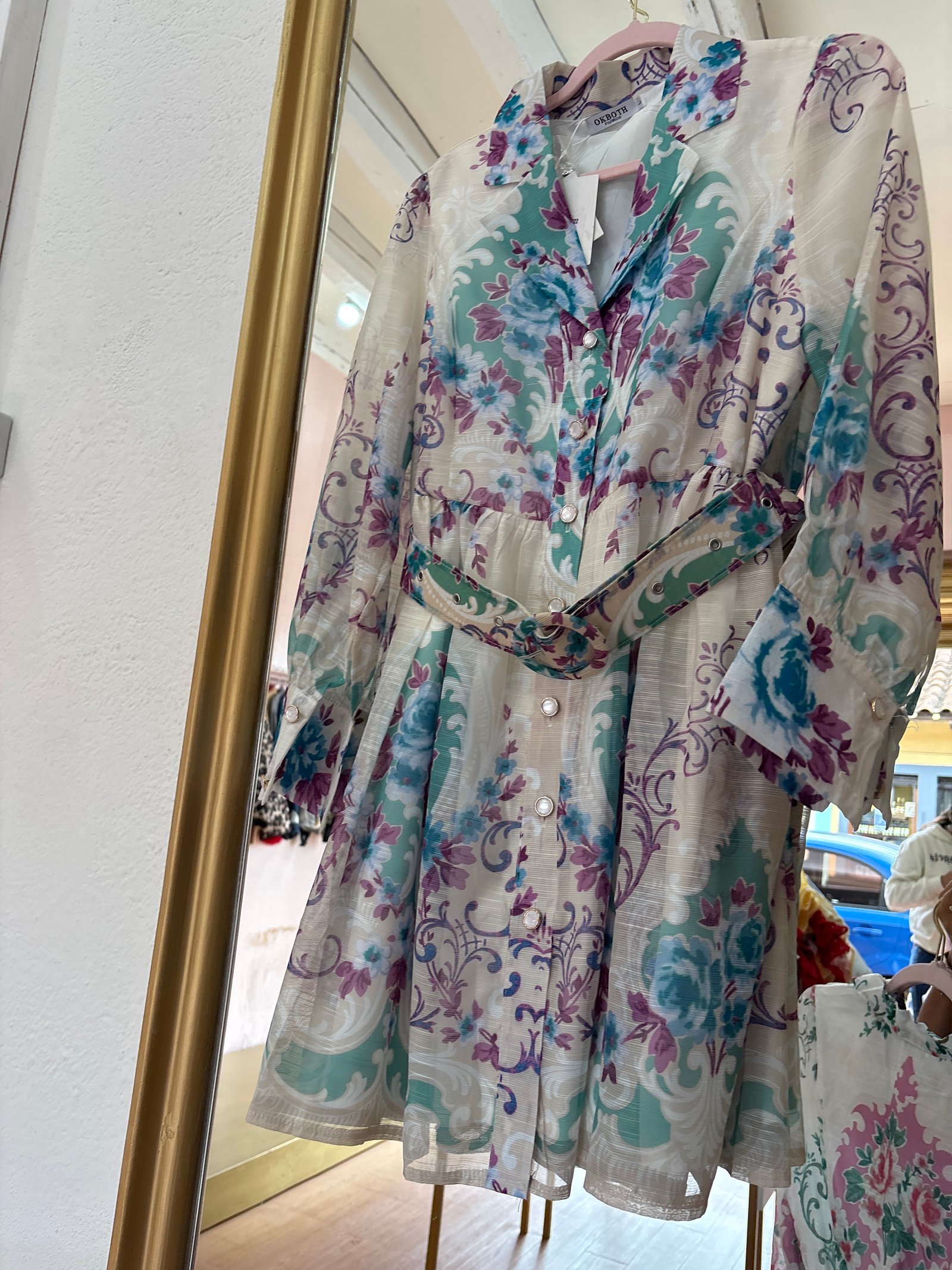 Vestido con mangas flores